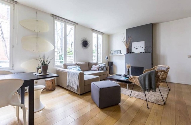 Heart of Paris, Contemporary, very quiet, carefully decorated, all comfort.