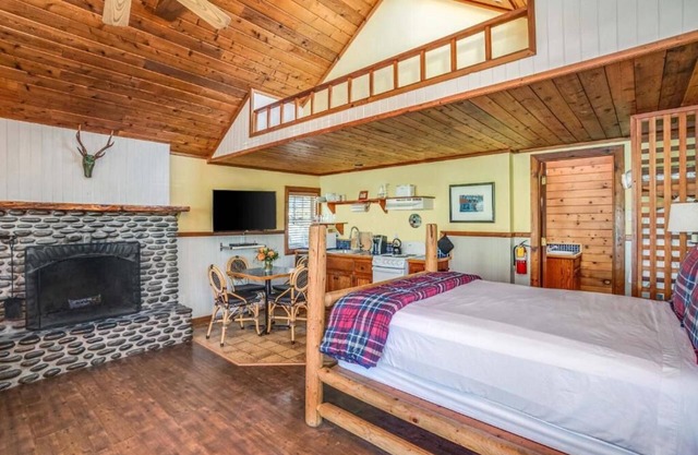 Hearthstone Inn - Lewis Queen Room at Cannon Beach Hotel Collection! Kitchen