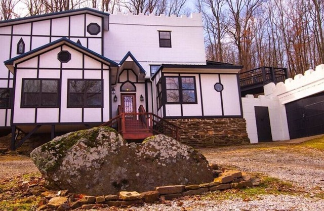 Heartstone Castle 4 bed 2 bath Nestled in Boston Mountains