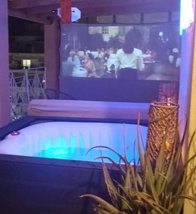 Heated Jacuzzi & projector - Suite by Gk
