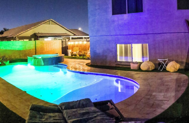 Heated pool and jacuzzi nTen minutes from cardinals/State Farm stadium westgate