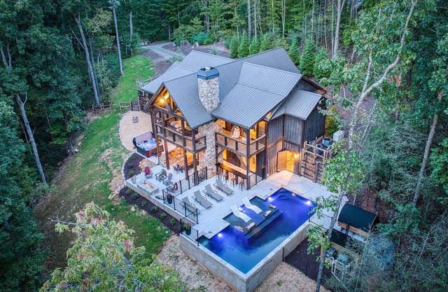 Heated pool, barrel sauna, hot tub, 4 king suites, LUXURY!