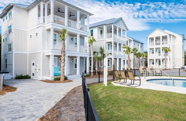 HEATED POOL,Beachside of 30A -.2 mile walk to beach, 2 blocks to Rosemary