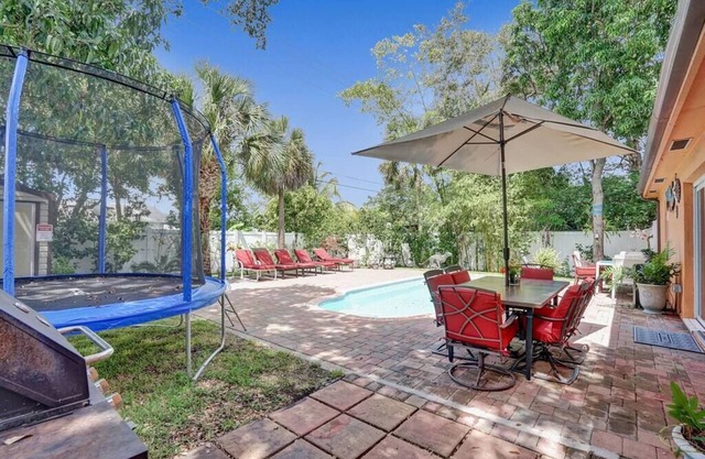Heated Pool Elegant Family Home 10 Min to Beach