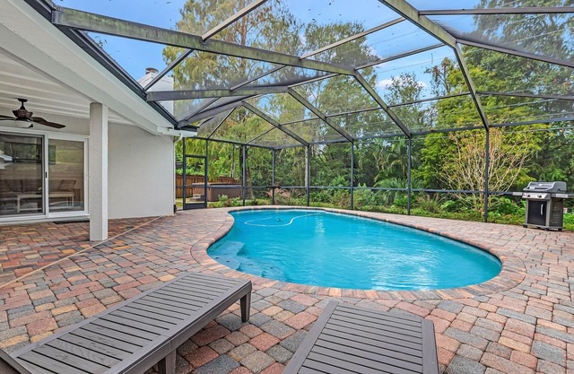 Heated Pool, Hot Tub, Bikes, Minutes to Clearwater Beach & Honeymoon Island!