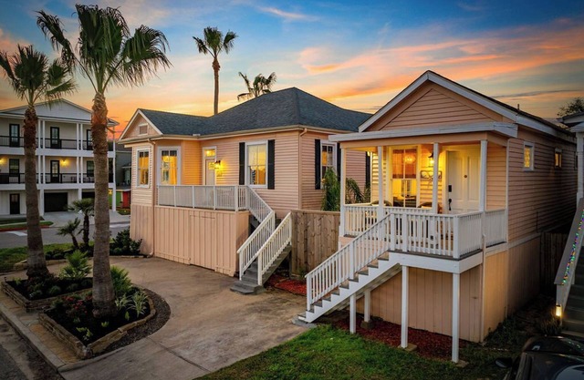 Heated pool & hot tub; walk to beach; includes guest house