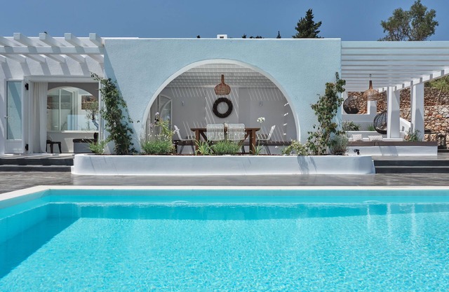 Heated Pool & Jacuzzi. Close to beach, shops and restaurants.