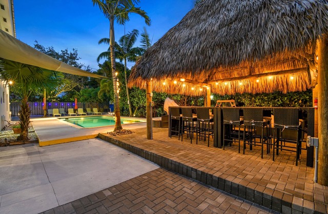 Heated Pool Near Beach Tiki-Cabana Lakefront