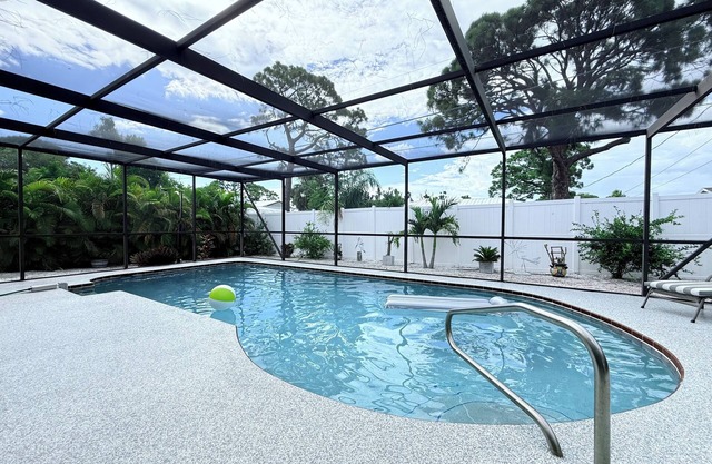 Heated pool private yard S Venice 3.8 mi. to beach OVER-SIZED DRIVEWAY RV/BOAT