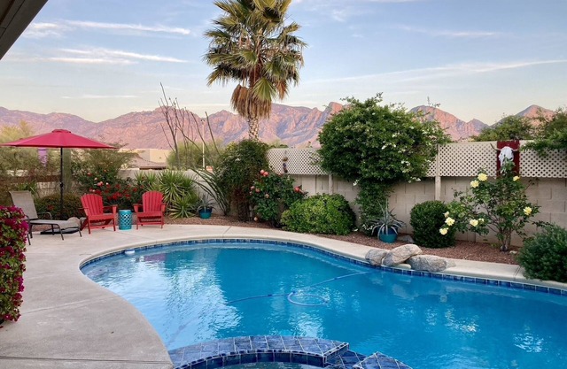 Heated Pool-Spa! Epic Mountain Views! BBQ, Firetable, Parks, Trails, Tennis.