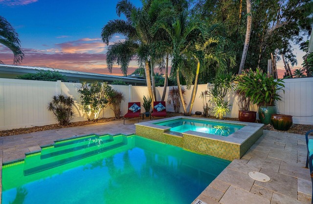 Heated Pool/Spa & Putting Green! Walk to 'The Ave' - 1.3mi to beach