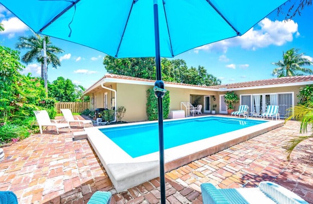 Heated SaltWater Pool! Ping Pong! Euro Style+Close To Beach!