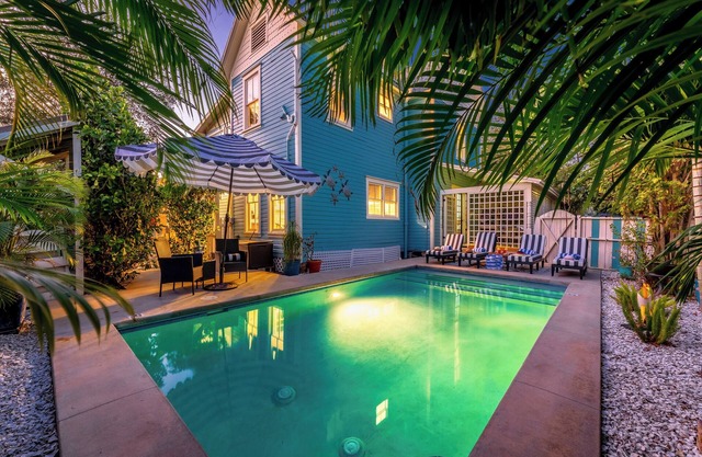 Heated saltwater pool, Sleeps 14, Grill,15 to AMI.