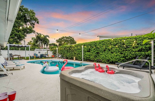 Heated Saltwater Pool – Hot Tub - 3 King Beds - Fire Pit - Arcade Games, Near AMI & IMG