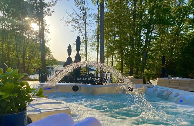 💥Heated Saltwater Pool for 2024, 8 Bedrms, Sunset Views, Main Lake Cove, Pets🥇