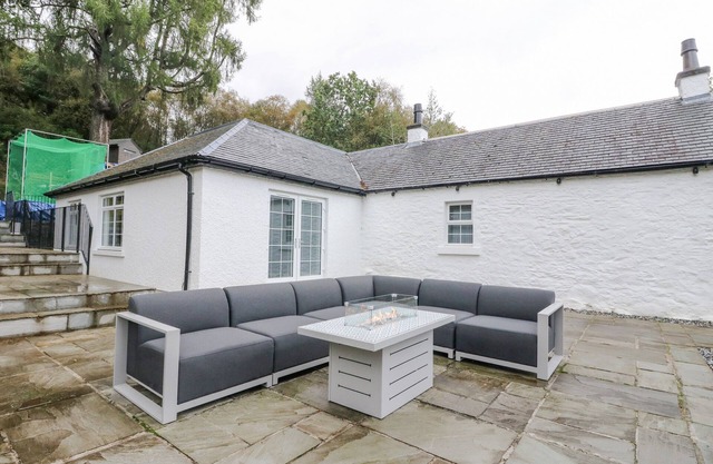HEATHERBANK, family friendly, country holiday cottage in Garelochhead