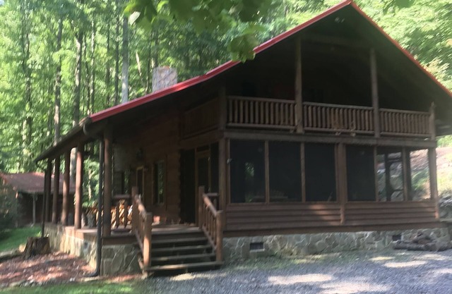 Heaven on Earth! RELAX in the woods in this cabin in beautiful Kibler Valley