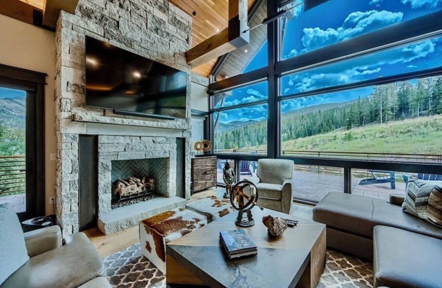 Heavens Gate ~ Ski in/out & Hot Tub ~ Sleeps 26