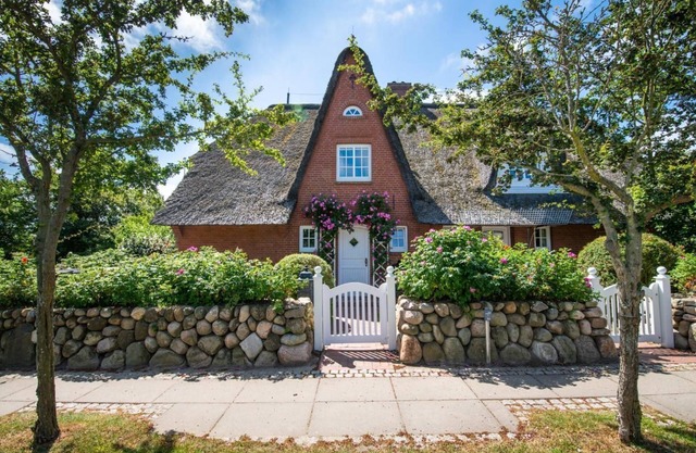Heckenrose - Typisches Friesenhaus Unter Reet