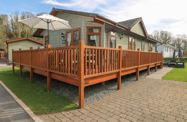 HEDDWCH, pet friendly, luxury holiday cottage in Wisemans Bridge