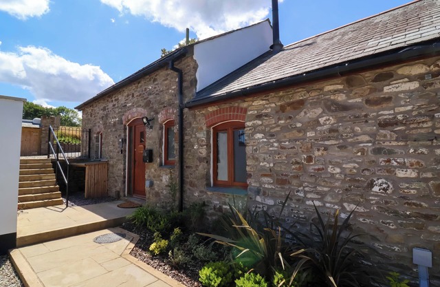 HEDGEHOG HIDEAWAY, pet friendly, character holiday cottage in Parkham