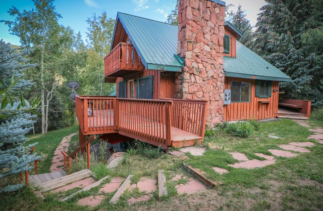 Heidi's Hideaway, Sleeps 8, Great Location, Sledding, Fire Pit