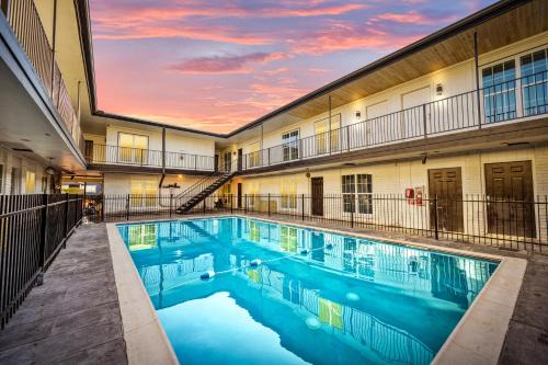 Heights 1BR Chic Apt with King Bed & Pool