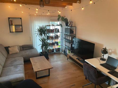 Helle Wohnung mit großer Dachterrasse und Pool