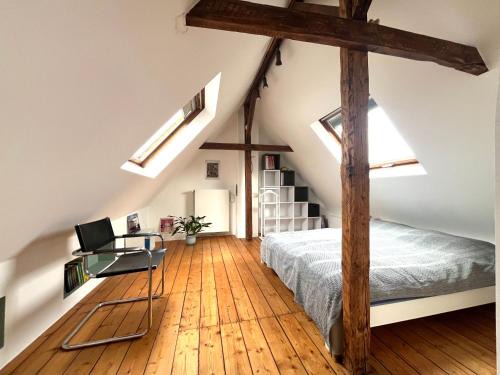 Helles Giebelzimmer im Altbau