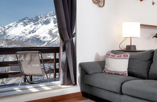 HelloCHALET - Ski to door Apartment with big terrace overlooking skiruns