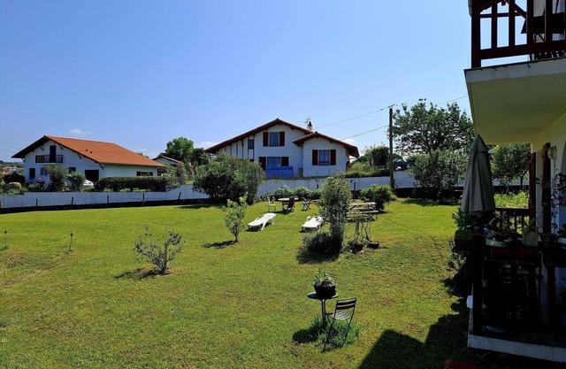 Hendaye beach at 5mn walking distance. Belle Résidence Basque. parking and wifi.