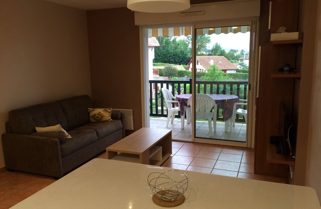 Hendaye, T2 apartment in quiet residence with swimming pool 5 minutes from the beach