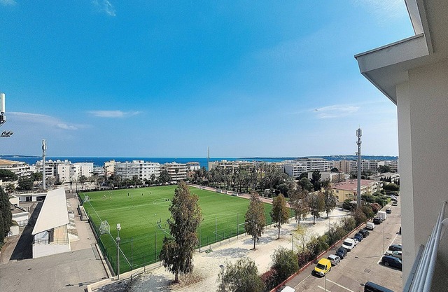HENRI CAMILLE REAL ESTATE -ARMOR - Sea view, big terrace, sunny 1 bedroom