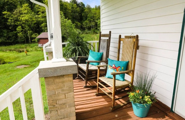 Heritage Farmhouse by Buffalo Mountain Getaway