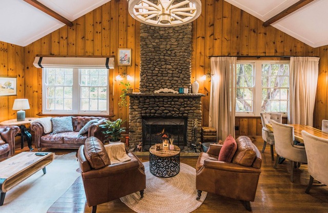 Heritage Log Cabin and Garden with Outdoor Hot Tub