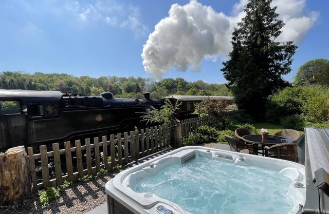 Heritage Railway Cottage. Hot tub, Dog friendly, Fenced Garden, Great area.