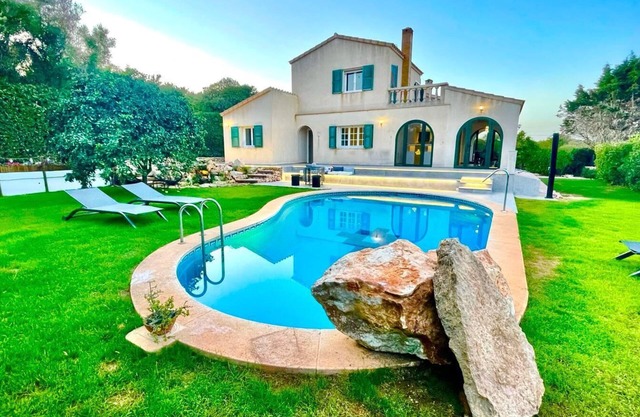 Hermosa Villa con Piscina en Binixica