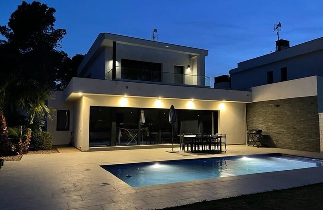 Hermosa villa moderna de lujo con piscina privada !