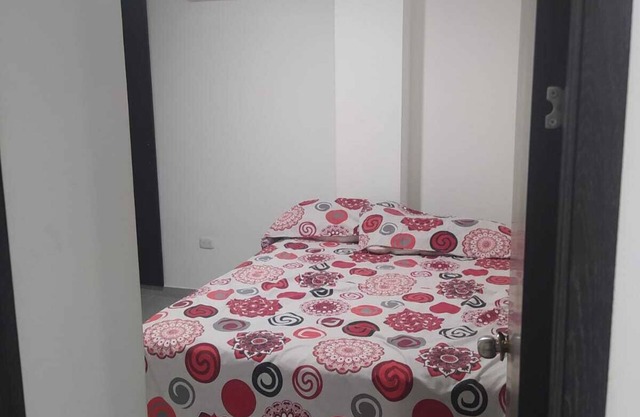 HERMOSO APARTAMENTO CON AIRE ACONDICIONADO EN UN PRIMER PISO