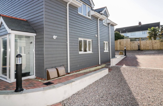 HERON, pet friendly, luxury holiday cottage in Padstow