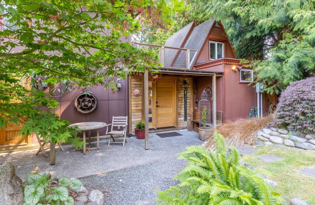 Heron Rook Cottage - Art Filled Retreat