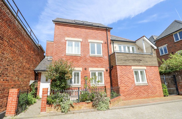 HERONS NEST, pet friendly, character holiday cottage in Lymington