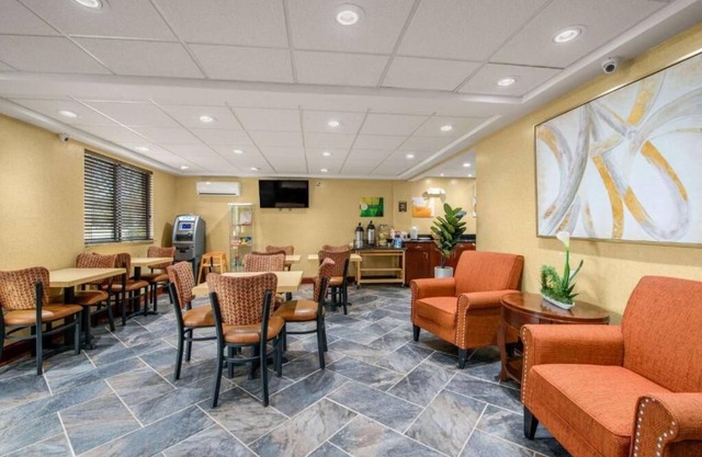 Hibiscus Inn & Suites