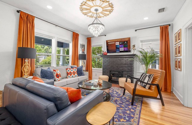 Hibiscus Park Bungalow- Walk To UF/Luxury Home/Hot Tub