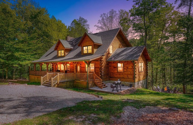 Hickory Hill Lodge -Pet Friendly- 6 bedroom luxury log cabin near Hocking Hills