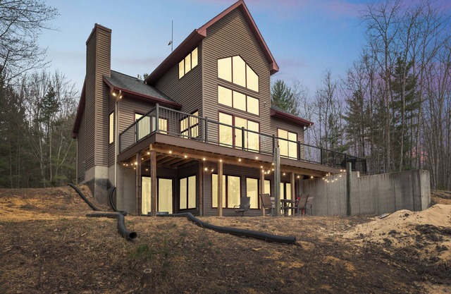 Hidden Creek Hideaway (Sleeps 8) Sauna, Fire Pits, and Fall Foliage Views Awaits!
