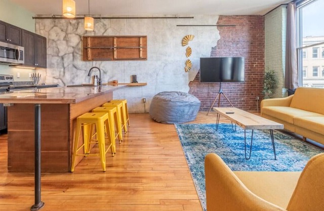 HIDDEN DOWNTOWN GEM| ROOF DECK| SKYLINE VIEWS