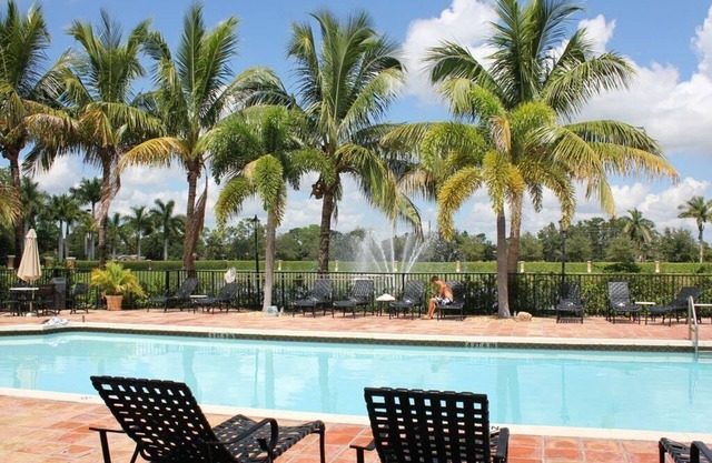 HIDDEN GEM 1st FL 2B2B East Naples 3 mi from beach - Gated w/Amenities Galore