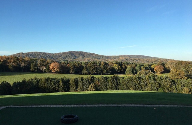HIDDEN GEM BARN STUDIO WITH A VIEW near Monticello, wineries, with pool