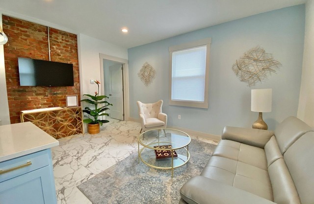 Hidden Gem in plain sight! Adorable 3 Bdrm Duplex near Hospitals & Universities.